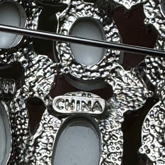 Black and White Large Costume Pear-Shaped Brooch/Pin/Pendant, Marked H. W China - Picture 7 of 8